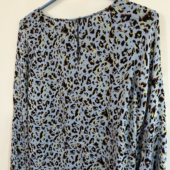 L’AGENCE Women’s Small Dylan 100% Silk Blouse In Sky Blue Sauvage Bell Sleeve - Picture 10 of 11